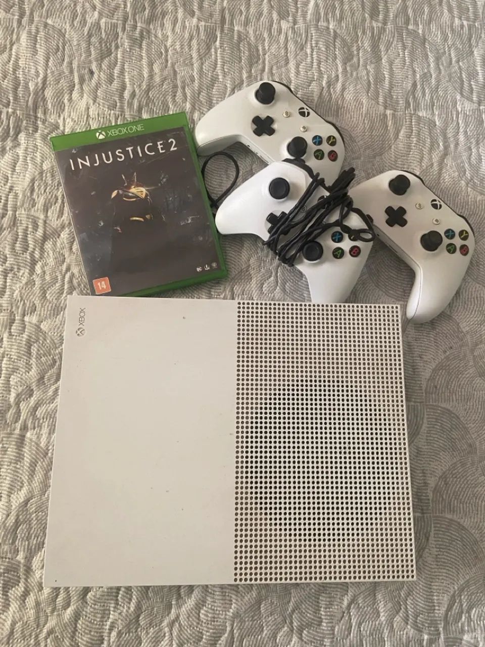 Xbox One S com 3 Controles e Jogo Injustice 2 