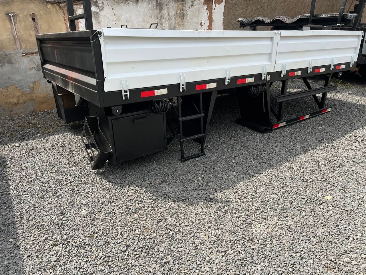 Carroceria de ferro para caminhão toko semi nova medida 4,70 x2,54 - Foto 2
