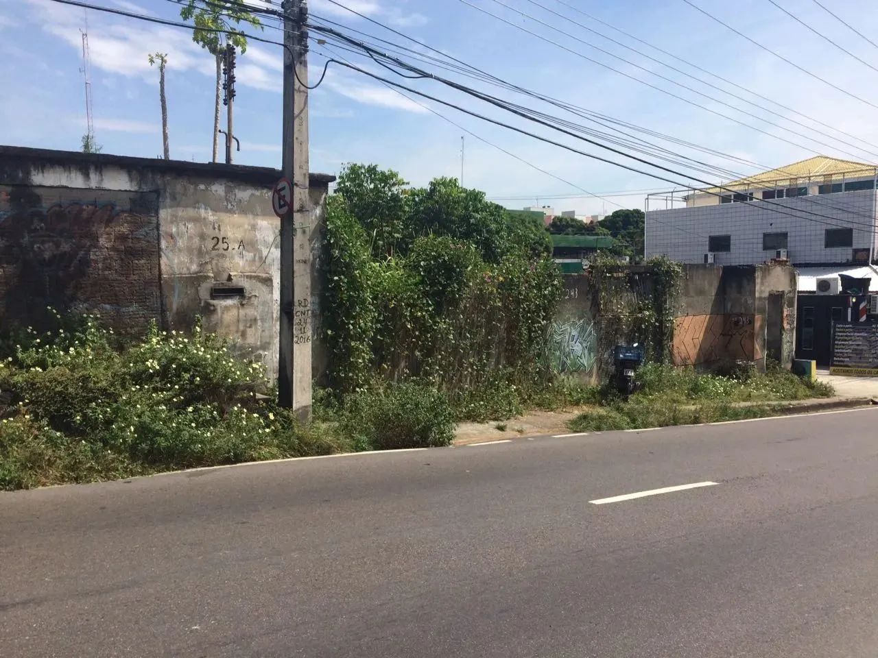 Terreno de 425m² na Av. Tancredo Neves - Parque 10 de Novembro