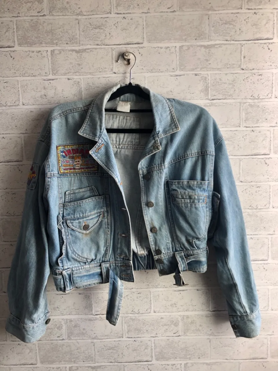 Jaqueta Jeans Cropped com Detalhes