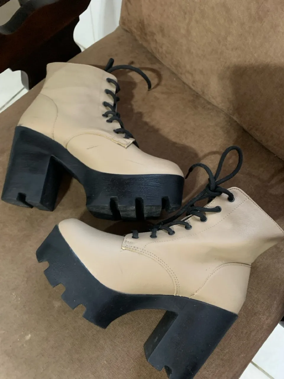 Botas Femininas Tratoradas Bege e Preta