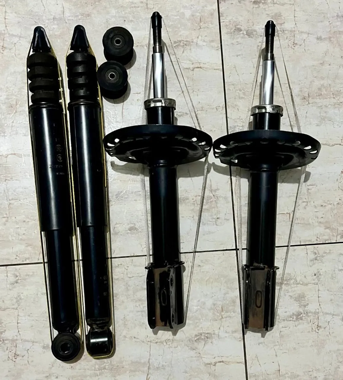 DOIS PARES DE AMORTECEDOR SANDERO - KYB E MONROE