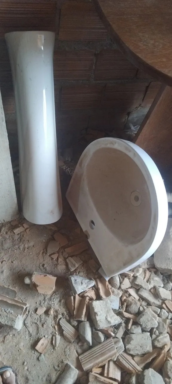Lavatório e coluna de banheiro