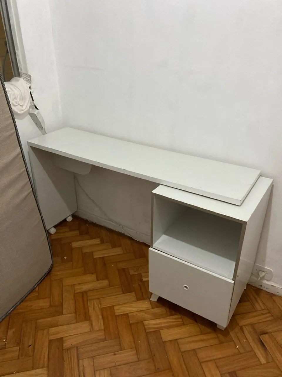 Mesinha de escritório com gaveta