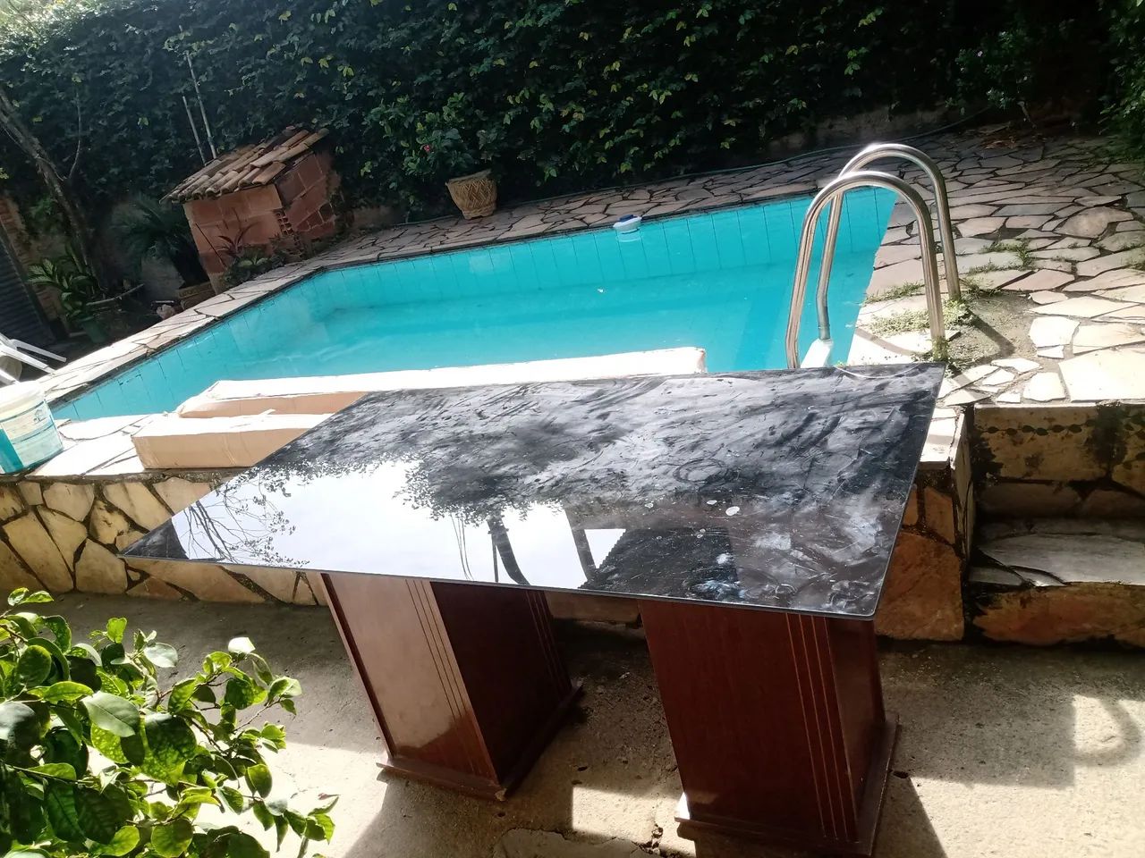 Mesa com tampo de vidro pra sala de jantar.