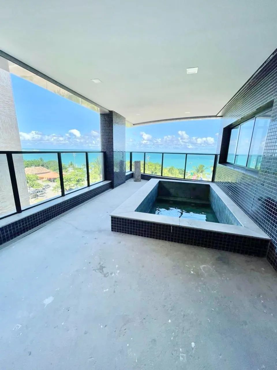 Apartamento com piscina na varanda a beira-mar em frente as famosas piscinas naturais de p