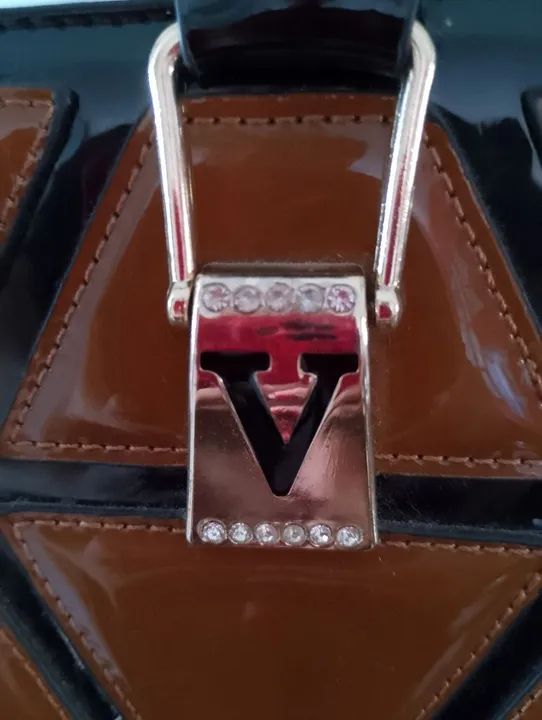 Bolsa de Ombro Marrom com Detalhes em Preto E MARAVILHOSA E SEM USO  - Foto 4