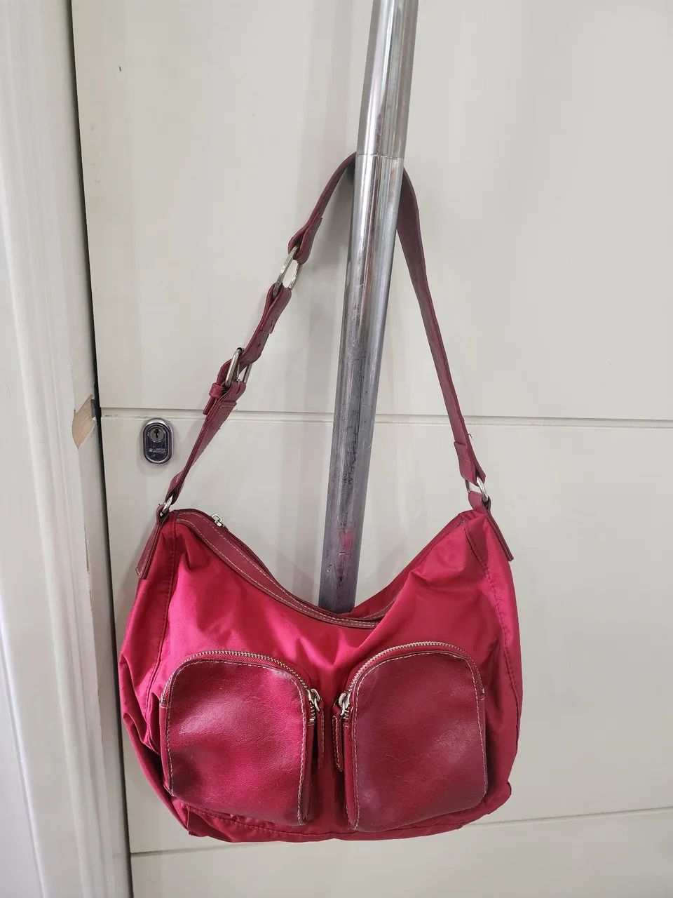 Bolsa de nylon Vermelha com alça e bolsos de couro vintage