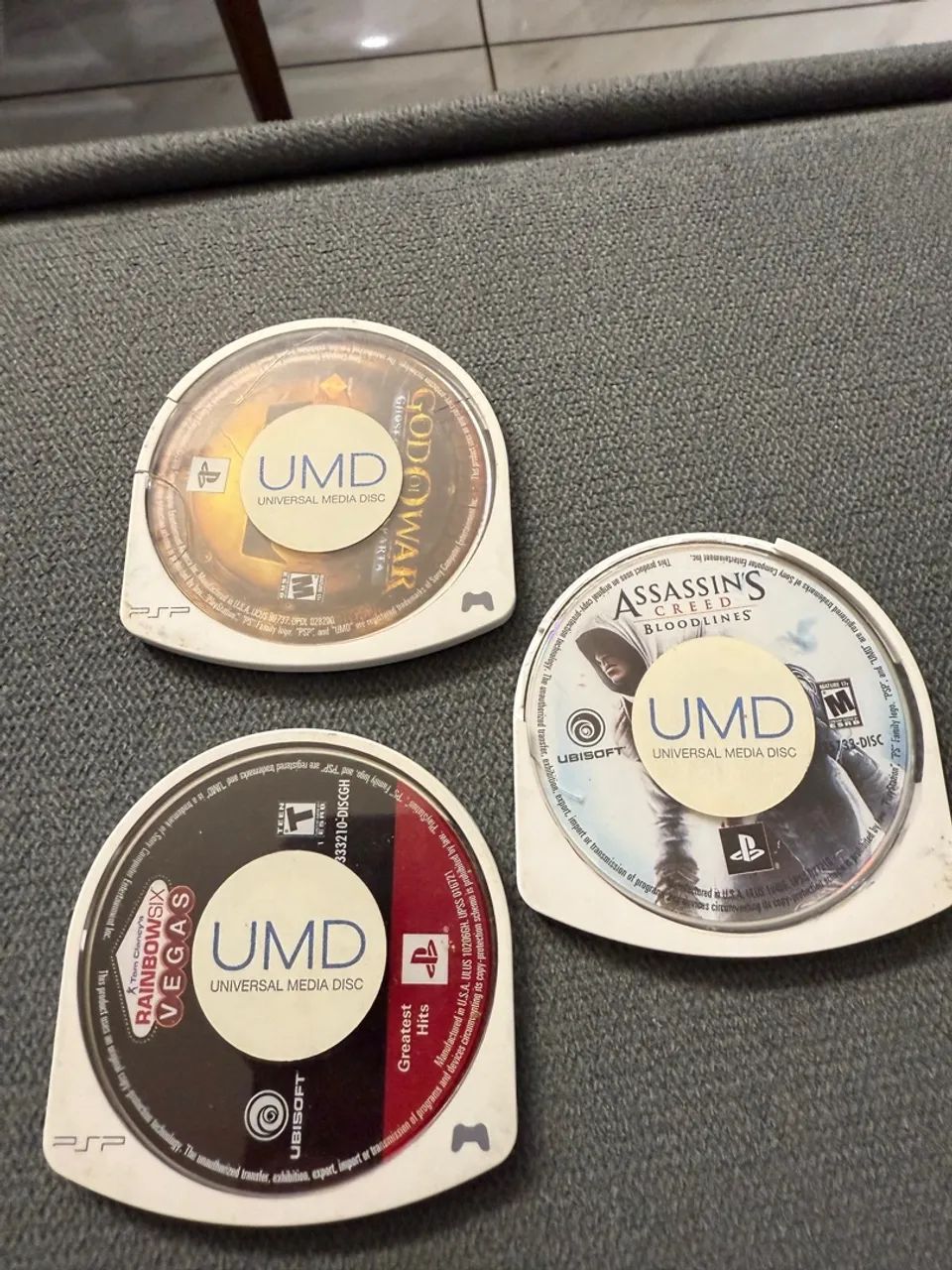 3 jogos PSP UMD - God of War, Assassin's Creed Bloodlines, Rainbow Six Vegas - Foto 2