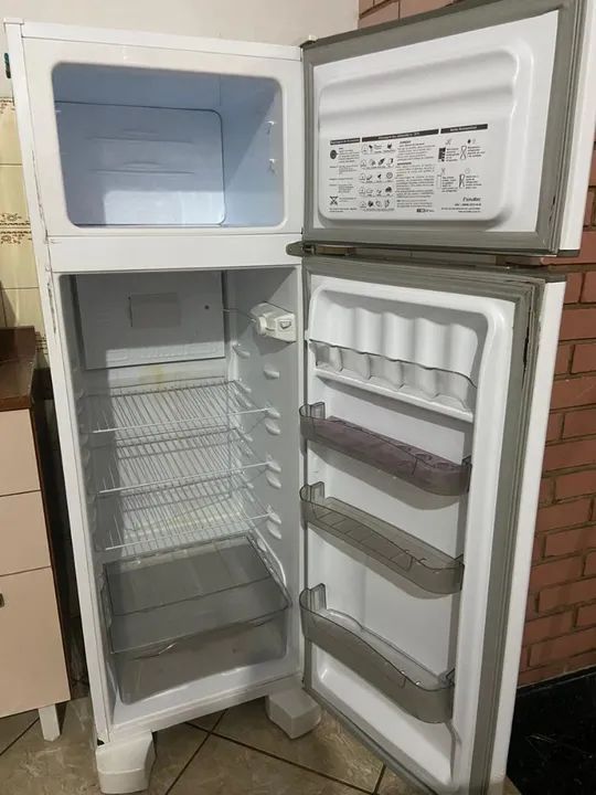 Geladeira Esmaltec Branca 276 Litros - Usada - Foto 2