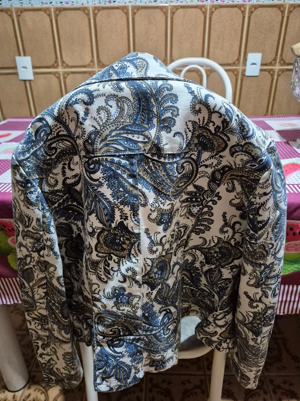 Blazer feminino estampado em tons de azul e branco