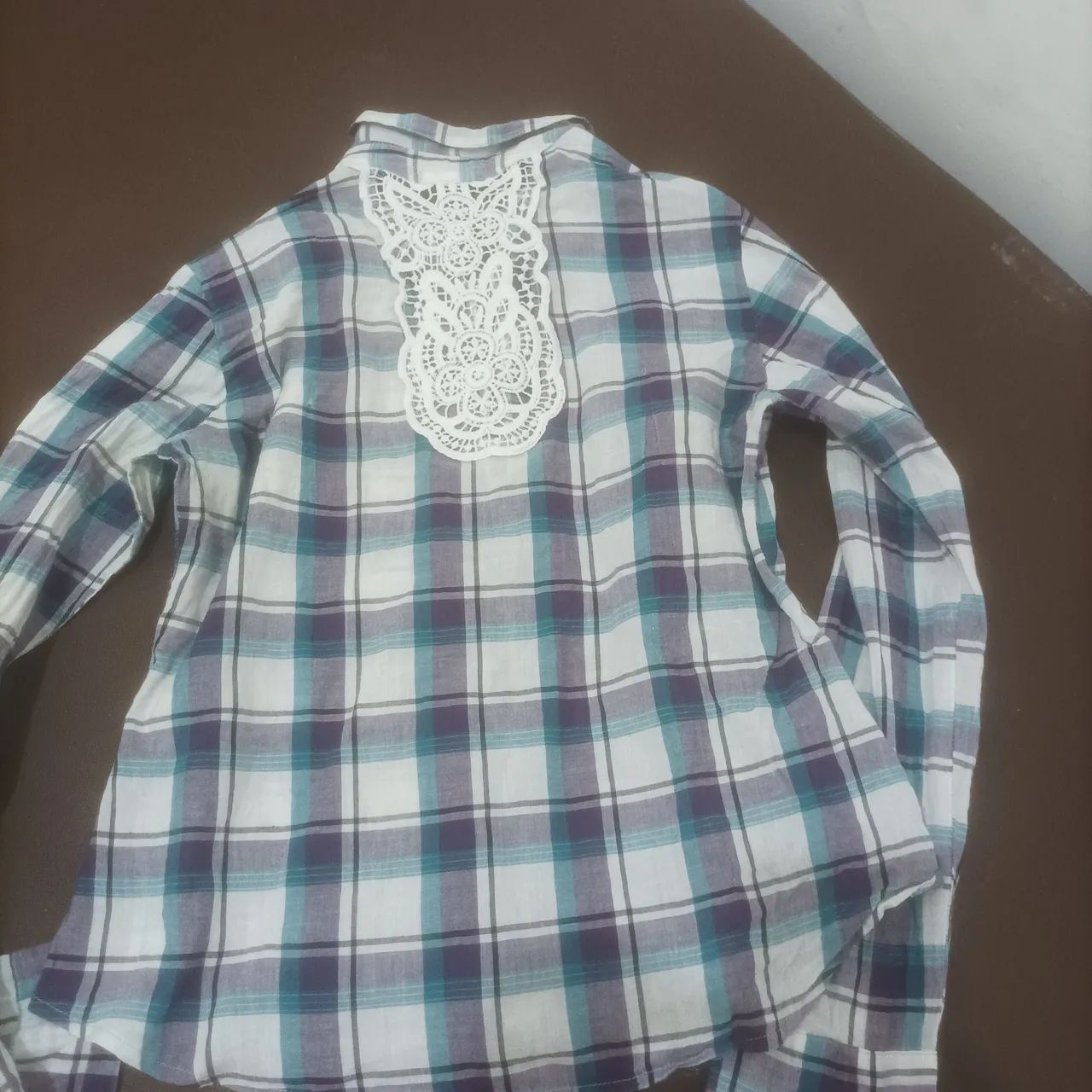 Camisa xadrez feminina em tons de azul e branco - Foto 5