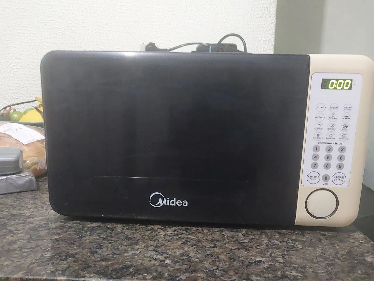 Micro-ondas Midea funcionando a todo vapor.