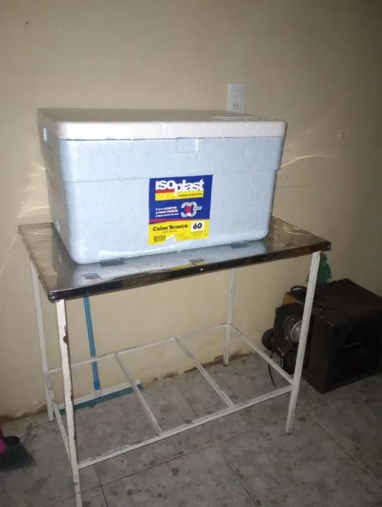 Freezer , Dispenser pra ração, Prateleira de parede, mesa e isopor