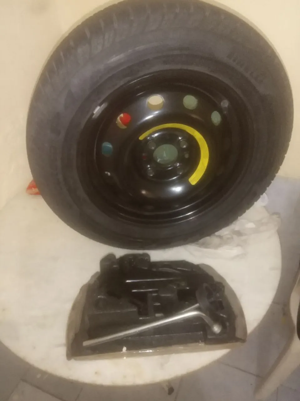 Vendo Estepe aro 14 e Macaco Novo