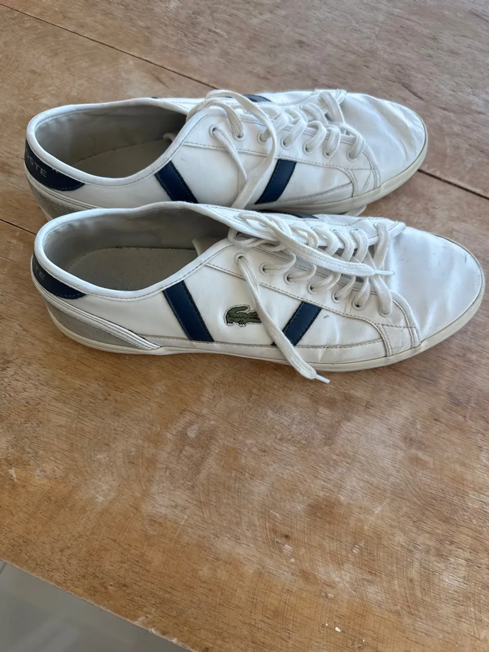 Tênis Lacoste Branco com Detalhes em Azul