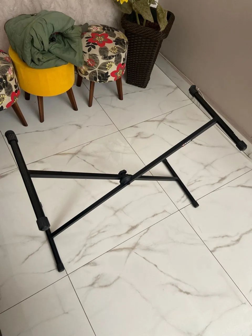 Teclado Yamaha NP-12 com suporte e Pedal - Foto 2