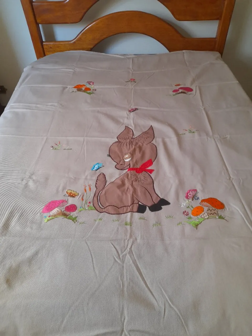 colcha de cama solteiro bordada a mão antiga em ótimo estado