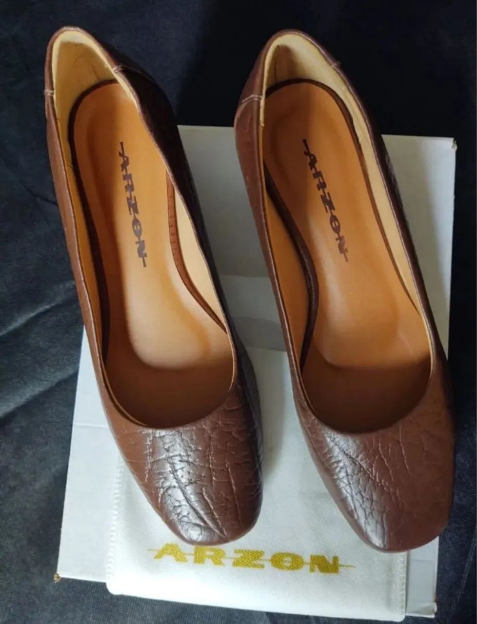 Sapato em couro, marca: ARZON, cor: café, salto baixo, 38