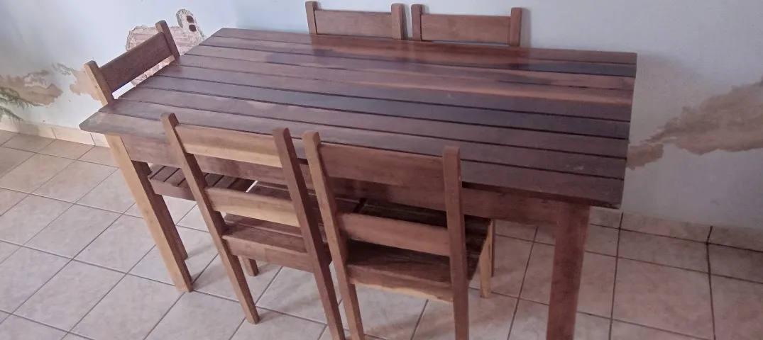 Mesa em madeira com 05 cadeiras.