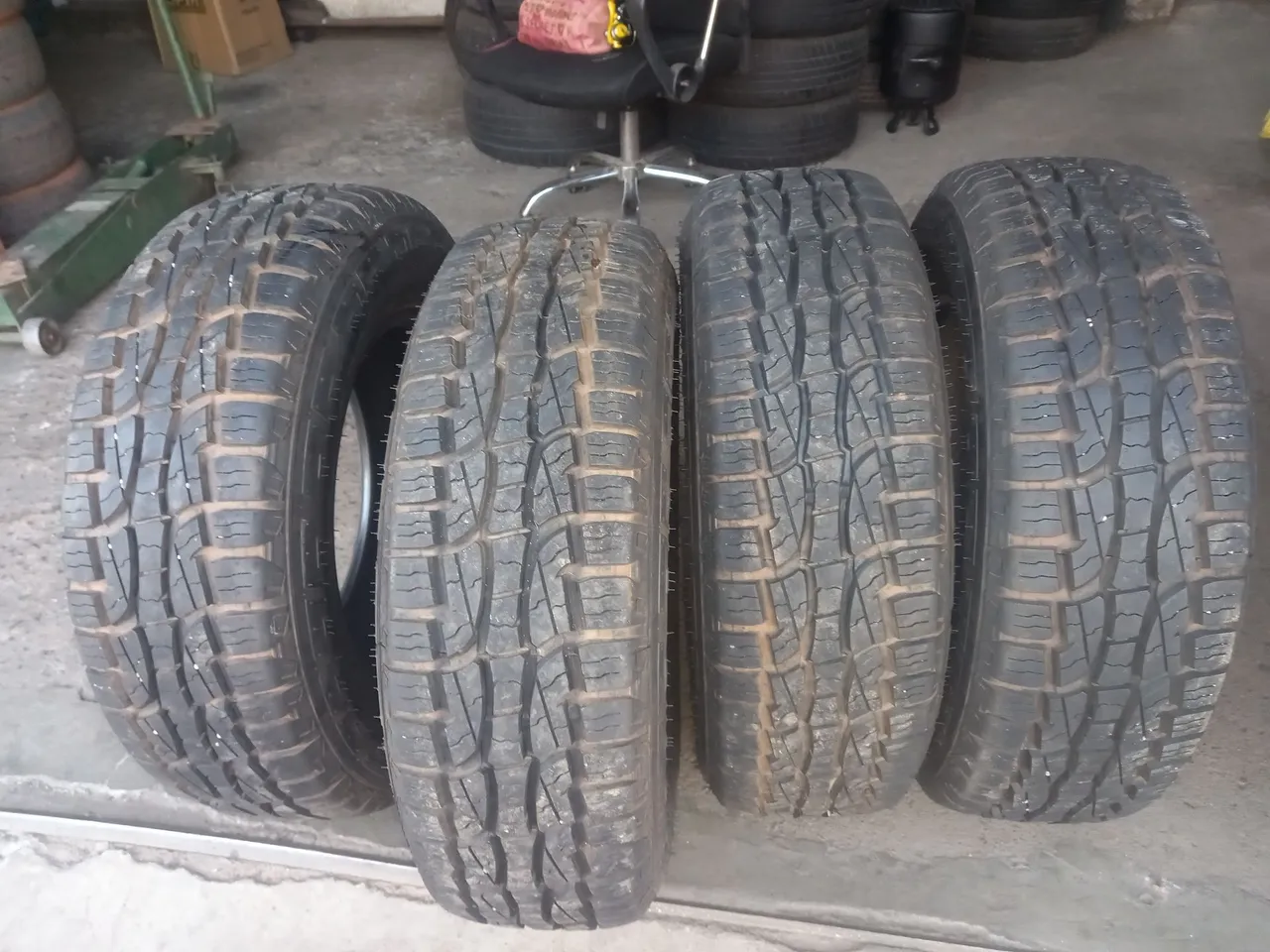 Jogo de Pneus para Carro - praticamente novo 205/70/15 at