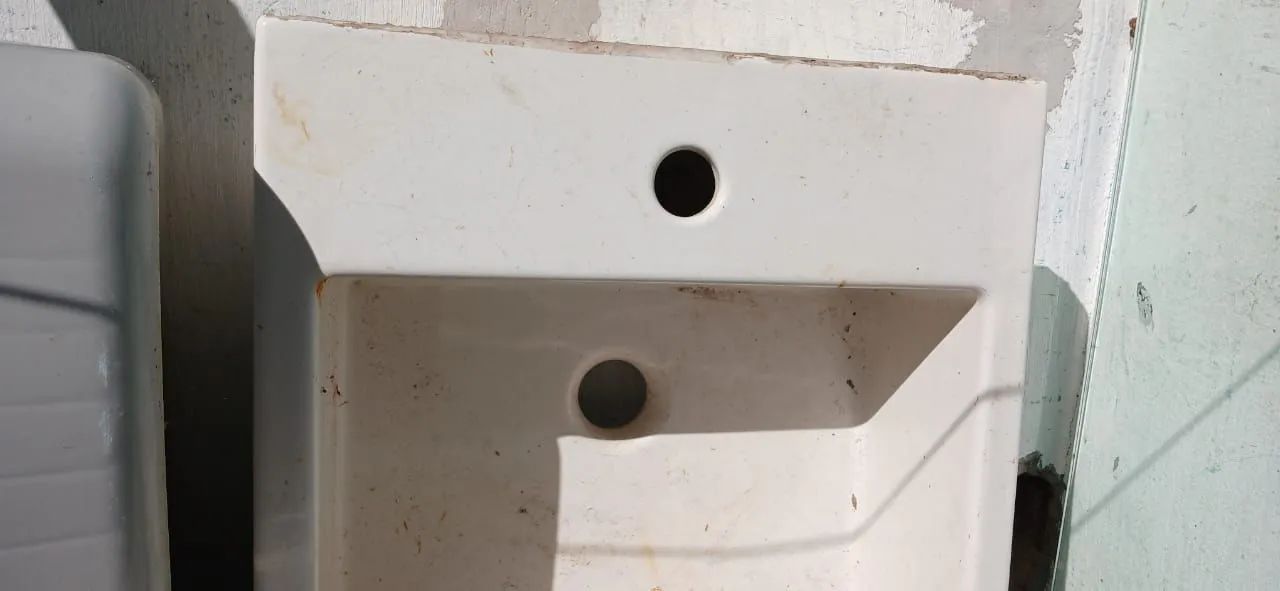 White sink basin415987130717982722
