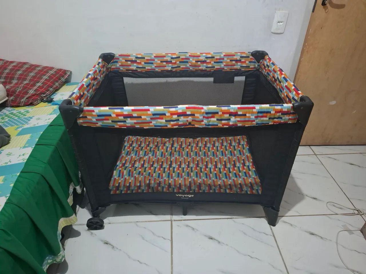 Berço Portátil para Bebê Voyage - Colorido e Prático