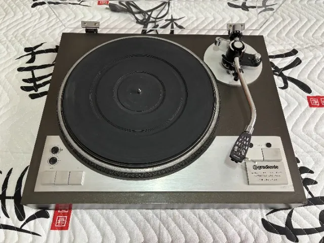 Toca discos Gradiente DD1