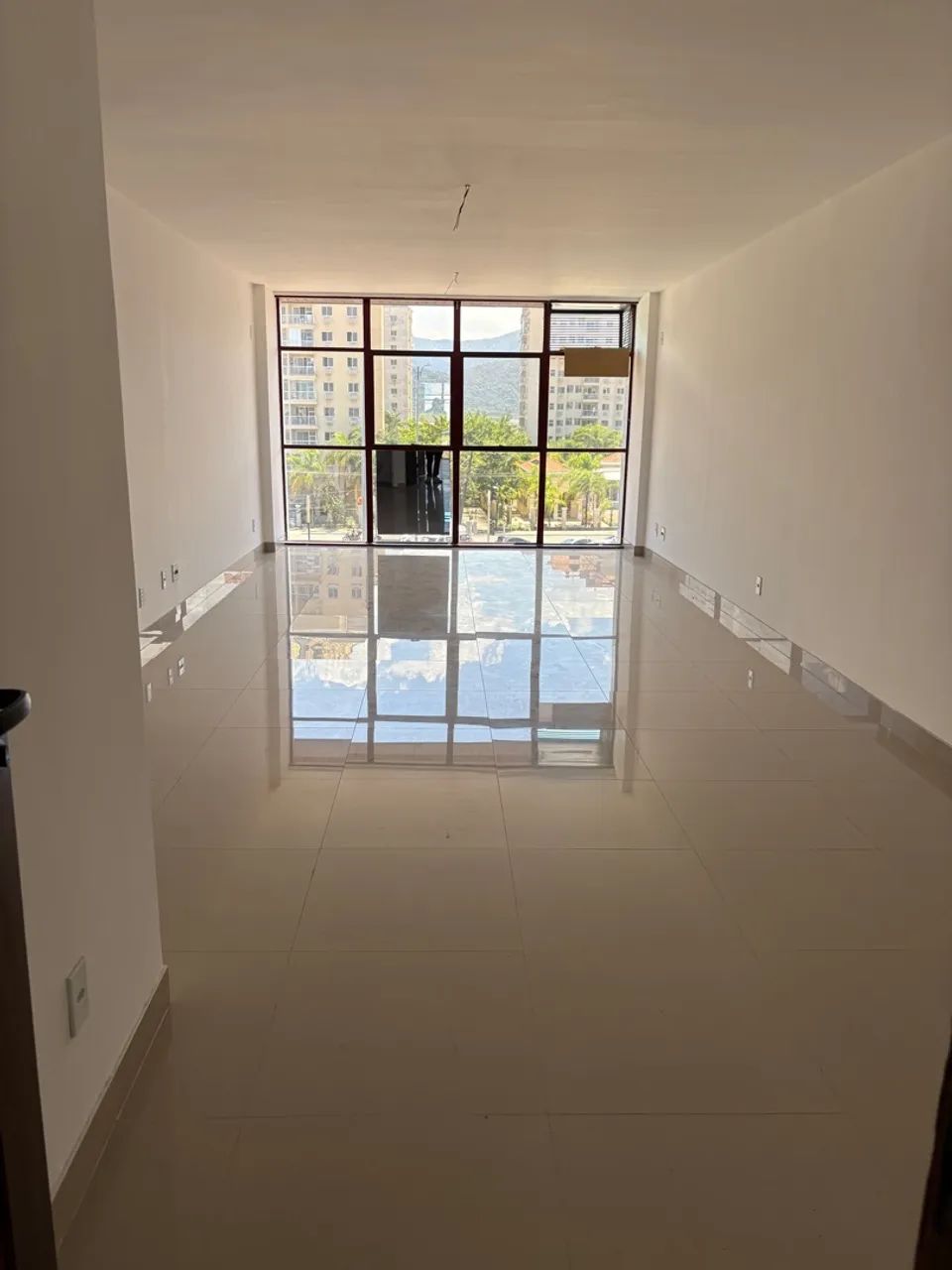 Alugo Sala comercial na Avenida das Americas