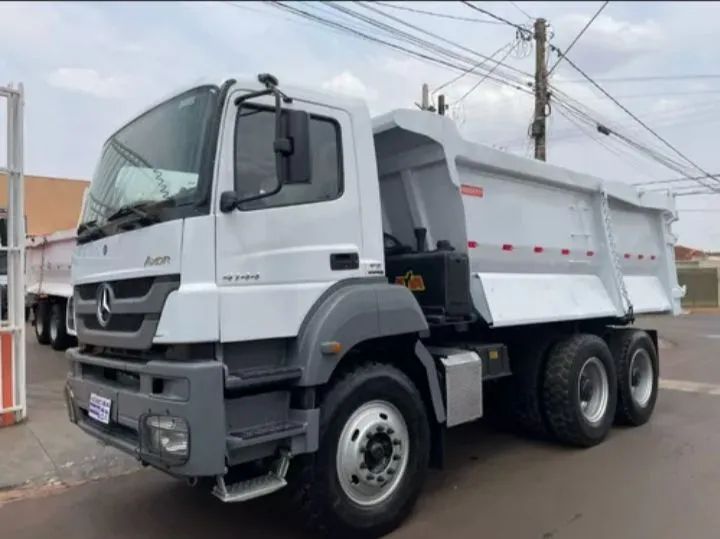 Caminhão Mercedes-Benz Axor 4144 6x4