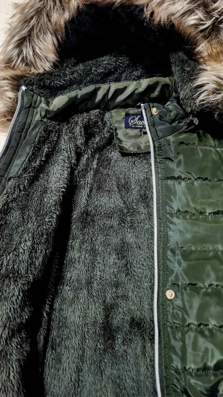 Jaqueta Verde com Capuz de Pele - Conforto e Estilo
