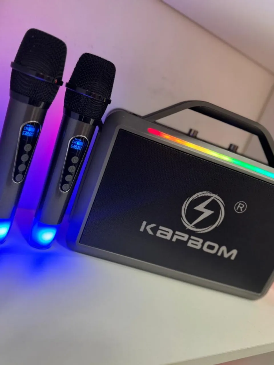 Karaokê Portátil com Microfones Sem Fio - KARBOM