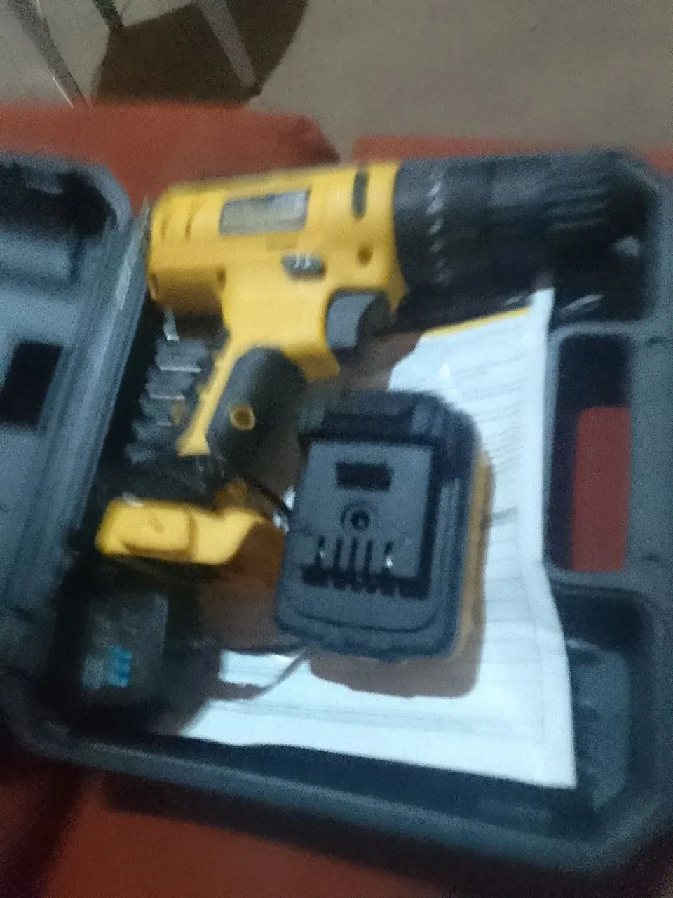 Parafusadeira/Furadeira vonder com carregador