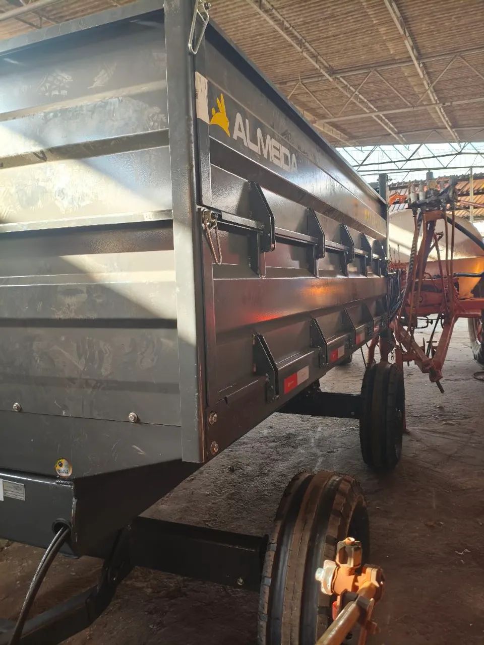 Carreta Agrícola Basculante Max Cargo 6.0 Multiuso Almeida  - Foto 4