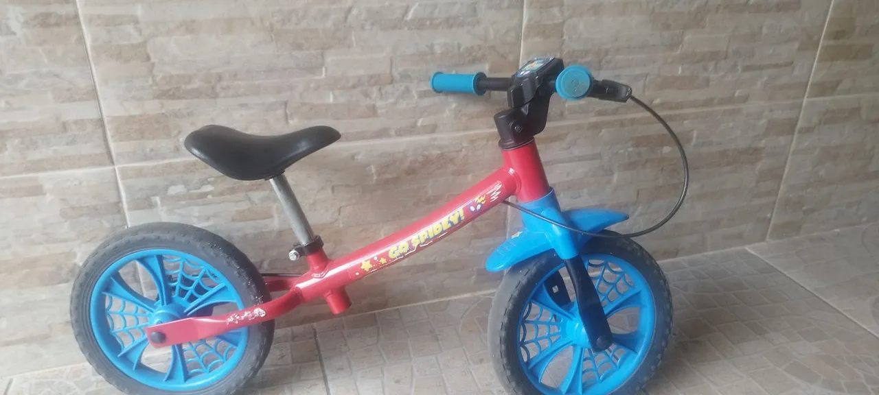 Bicicleta de equilíbrio infantil Spider-Man