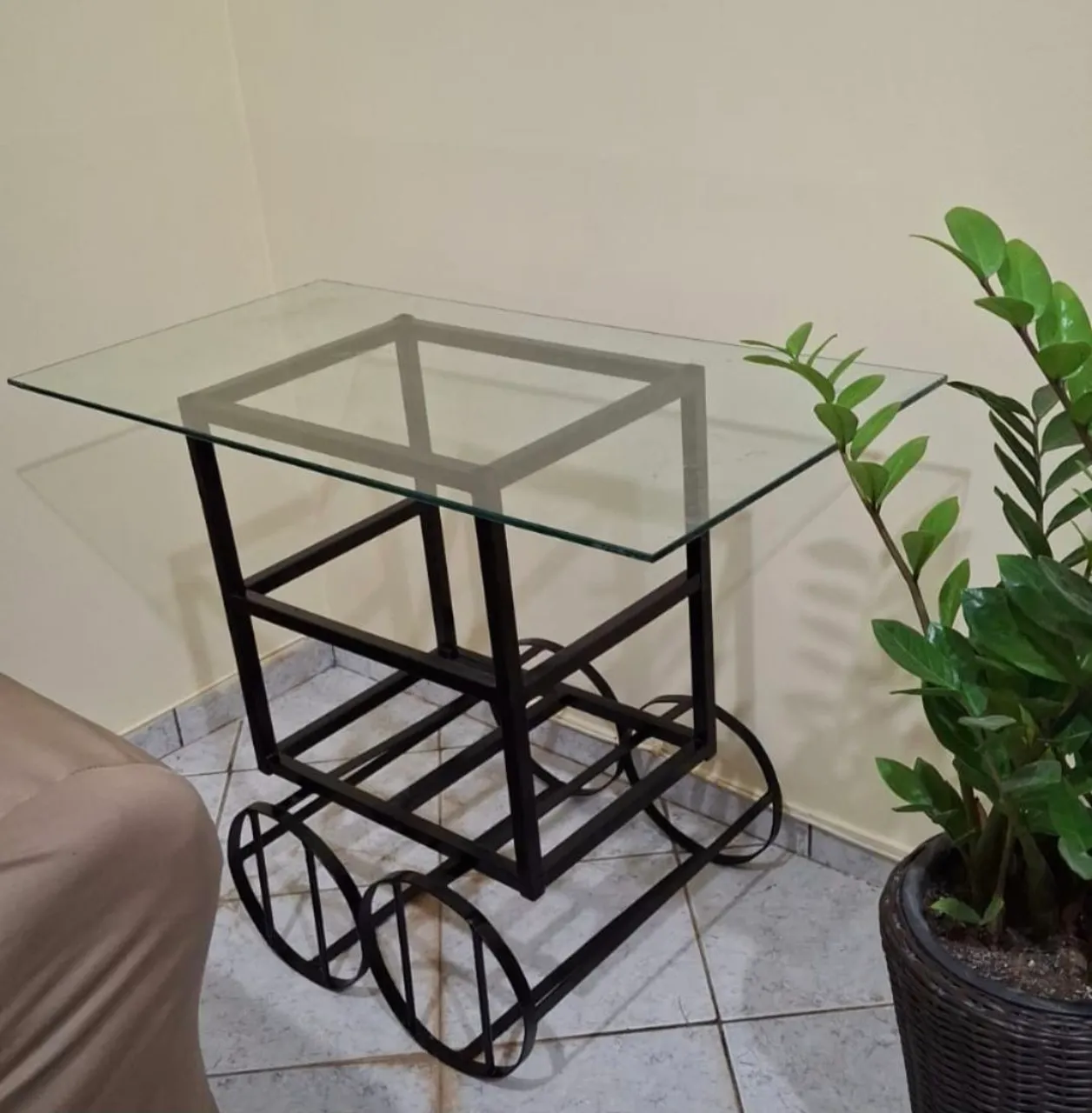 Mesa de canto em metal com tampo de vidro