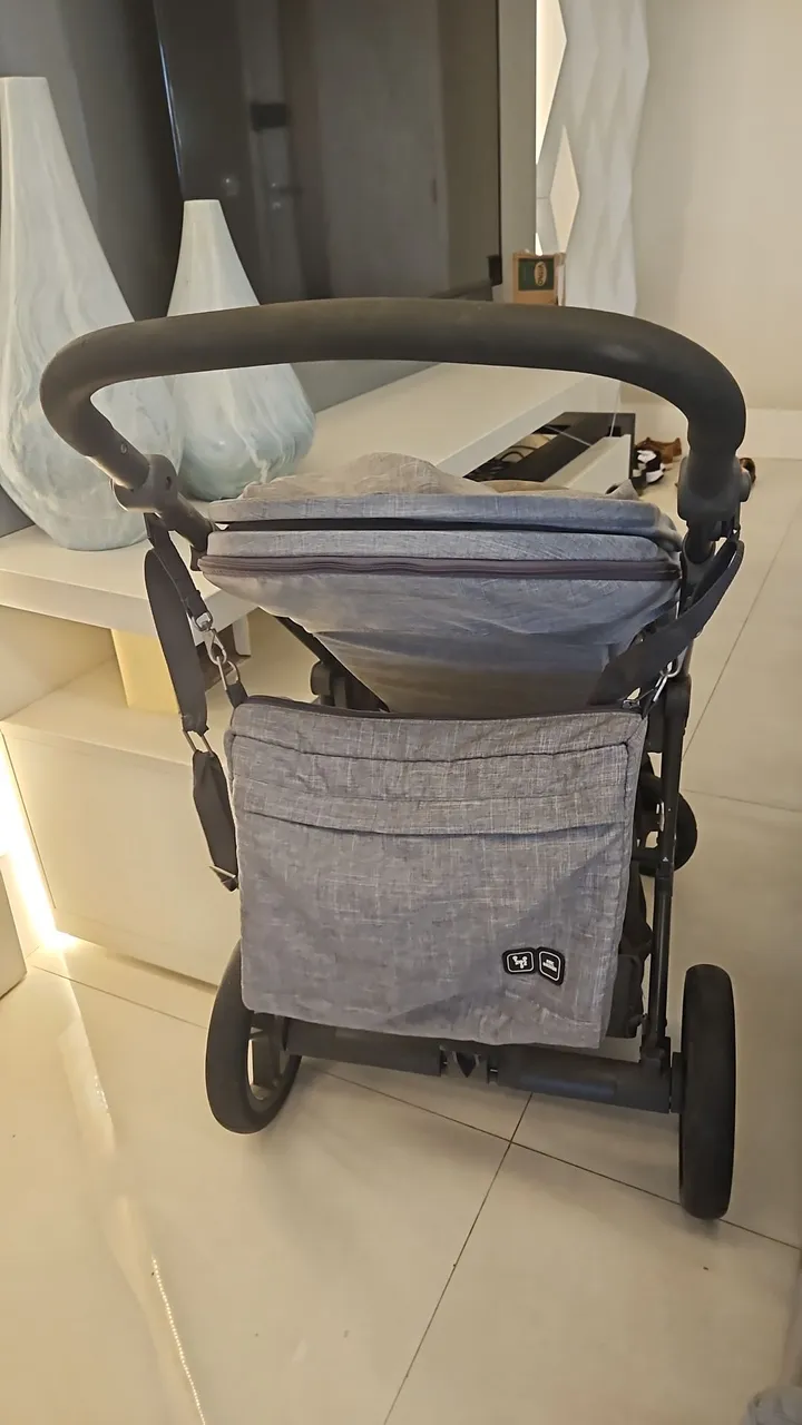 Carrinho de Bebê Cinza