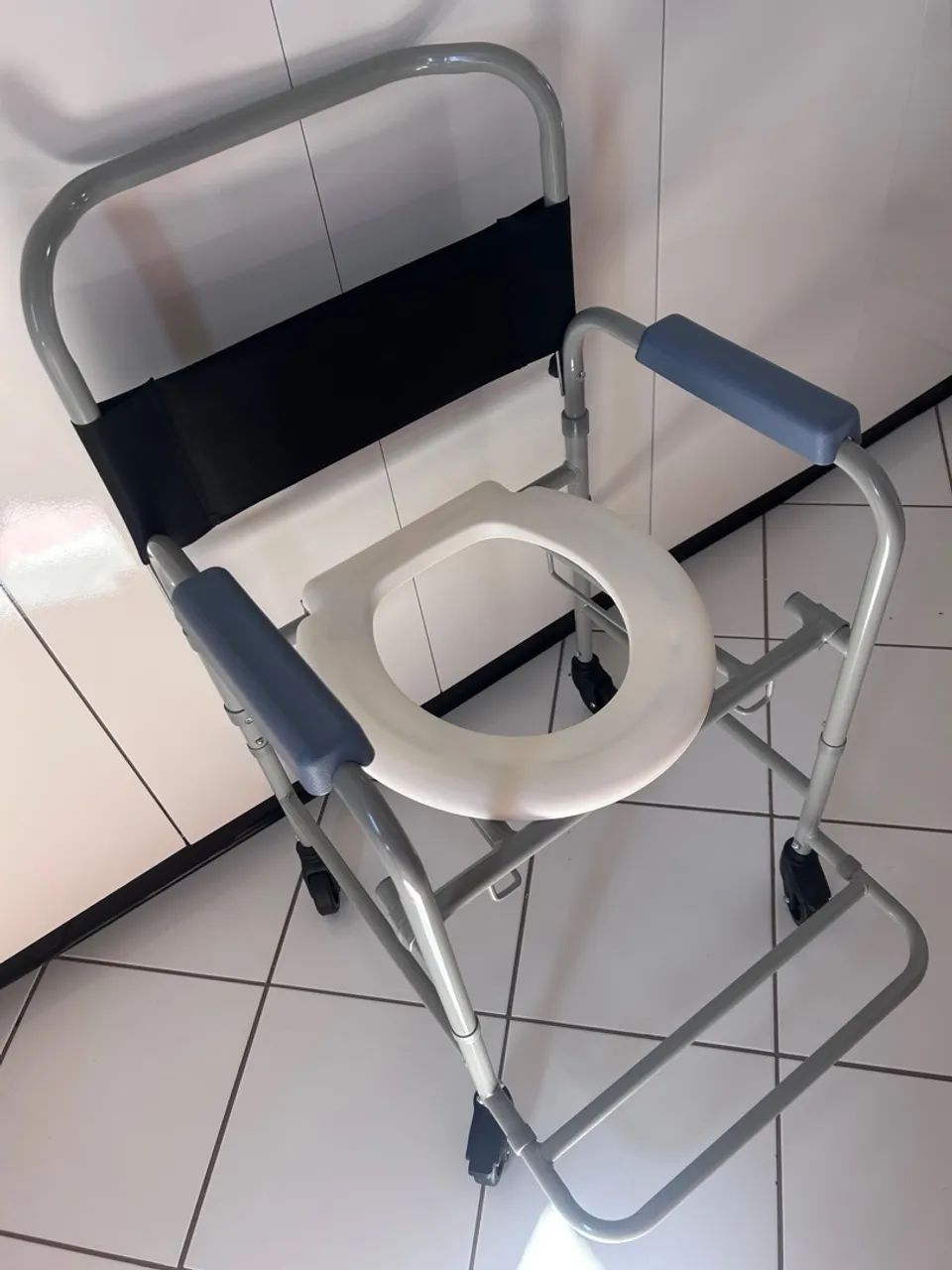Cadeira de Banho com Assento Sanitário - Foto 2