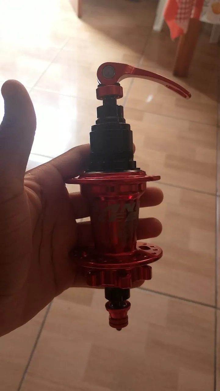 Cubo barulhento traseiro 