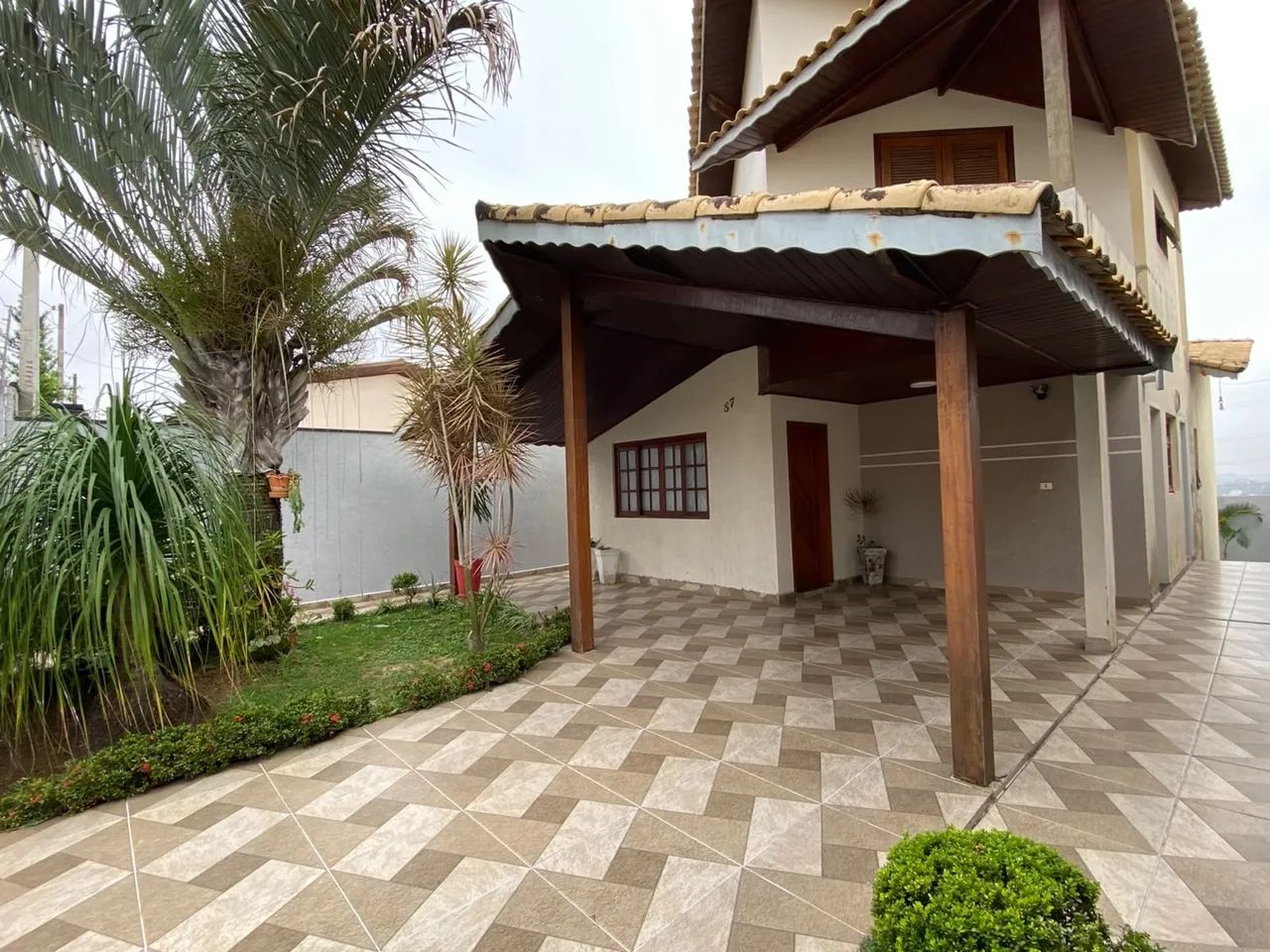 Alugo sobrado com piscina 