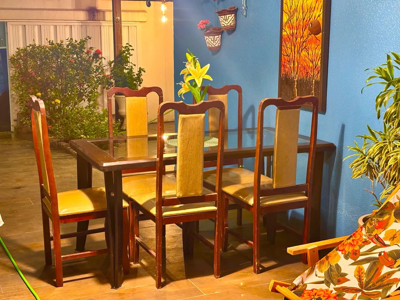 Mesa de madeira tampo de vidro +5 cadeiras - Foto 4