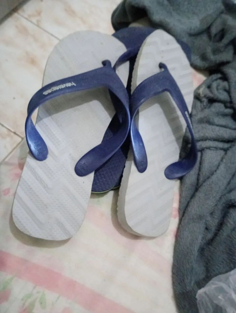 2 pares de Chinelos Havaianas 44 novo - Foto 2