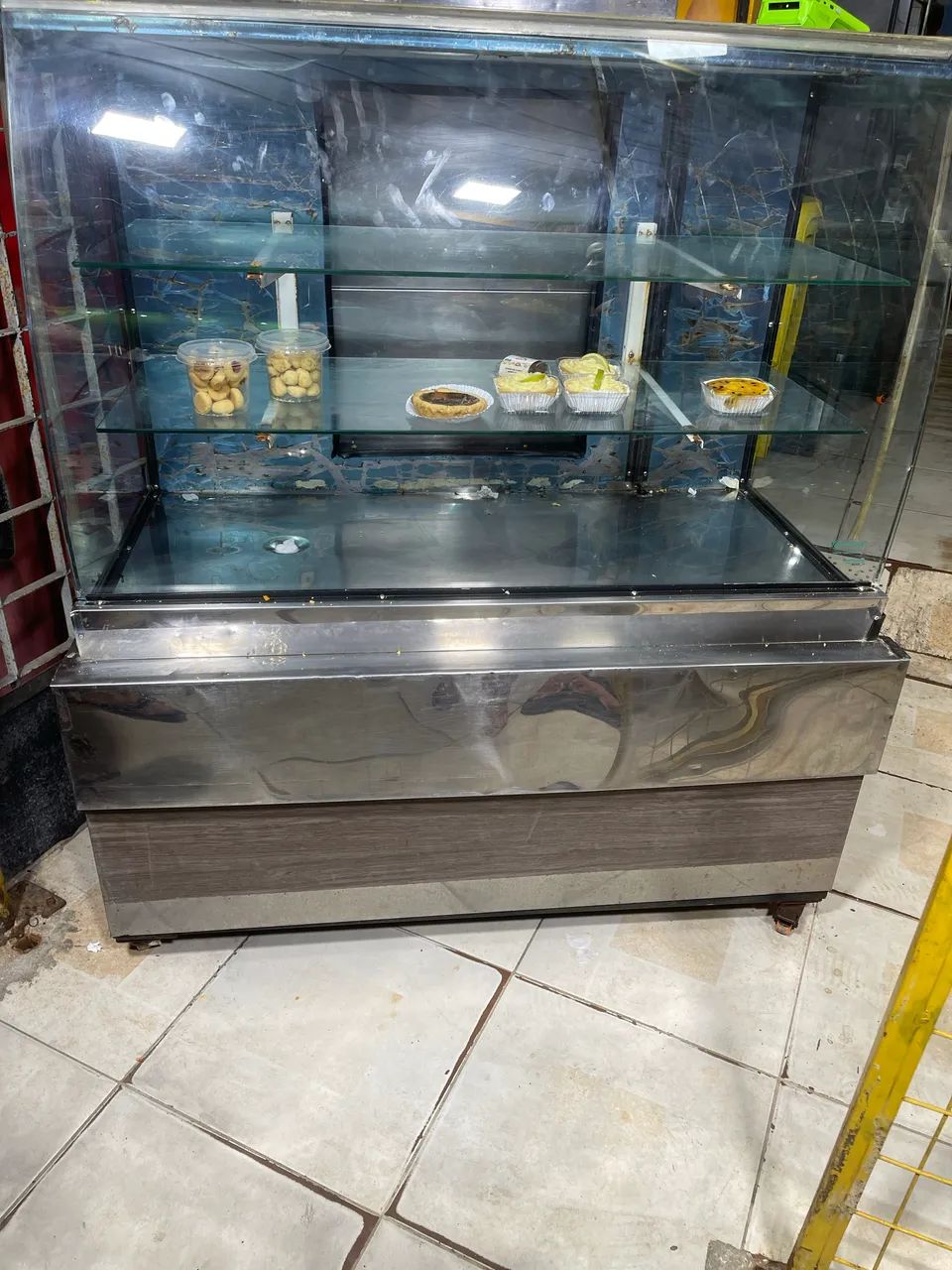 Vitrine e estufa