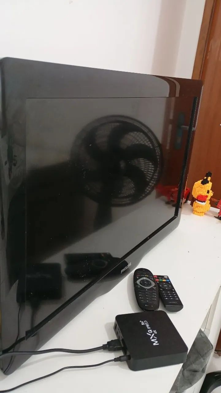 Vendo tv com controles e aparelho, não é smart, funcionando ótimo.sem defeitos ótimo estad