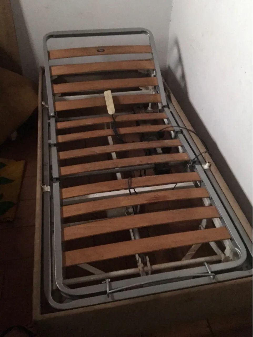 Cama hospitalar motorizada com controle