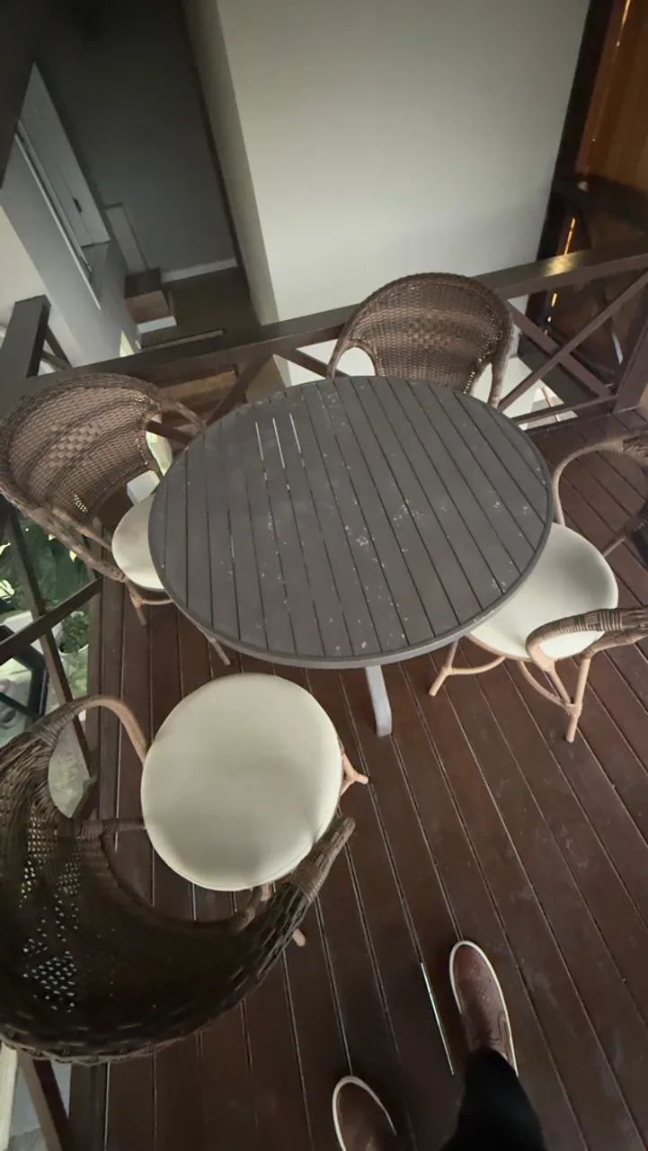 Mesa com 4 cadeiras estofadas Rattan