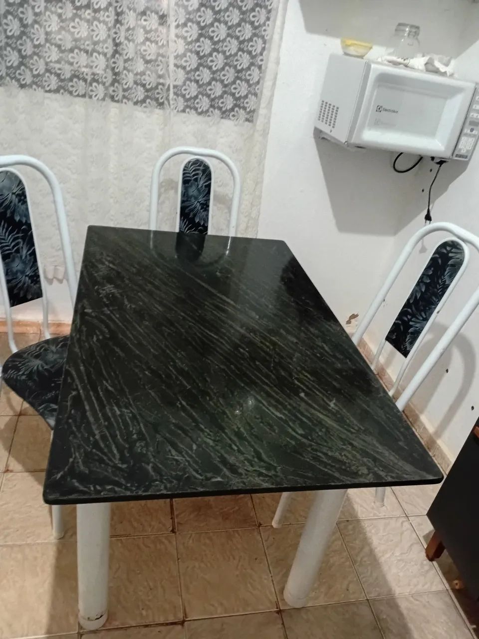 Vende_ser uma Mesa de Mármore com 4 cadeiras - Foto 2