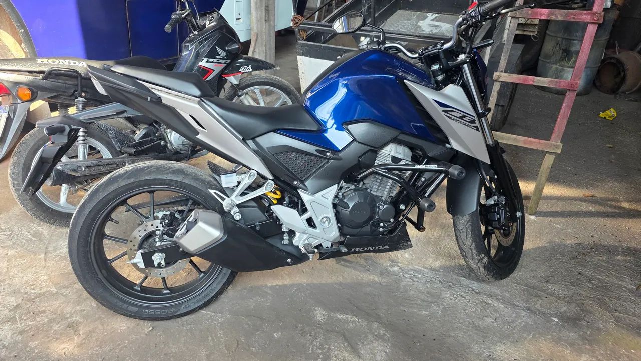 Cb 300 muito nova
