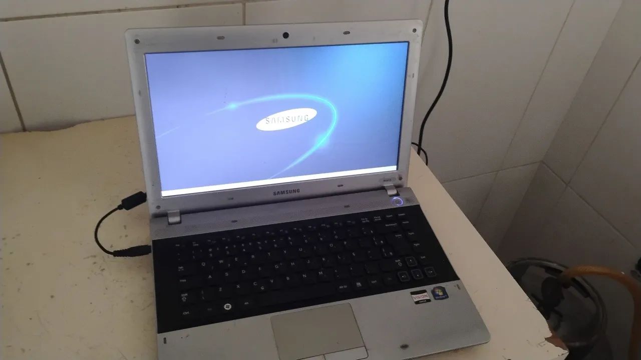 Notbook windowns 7 ultra, com mouse e carregador.