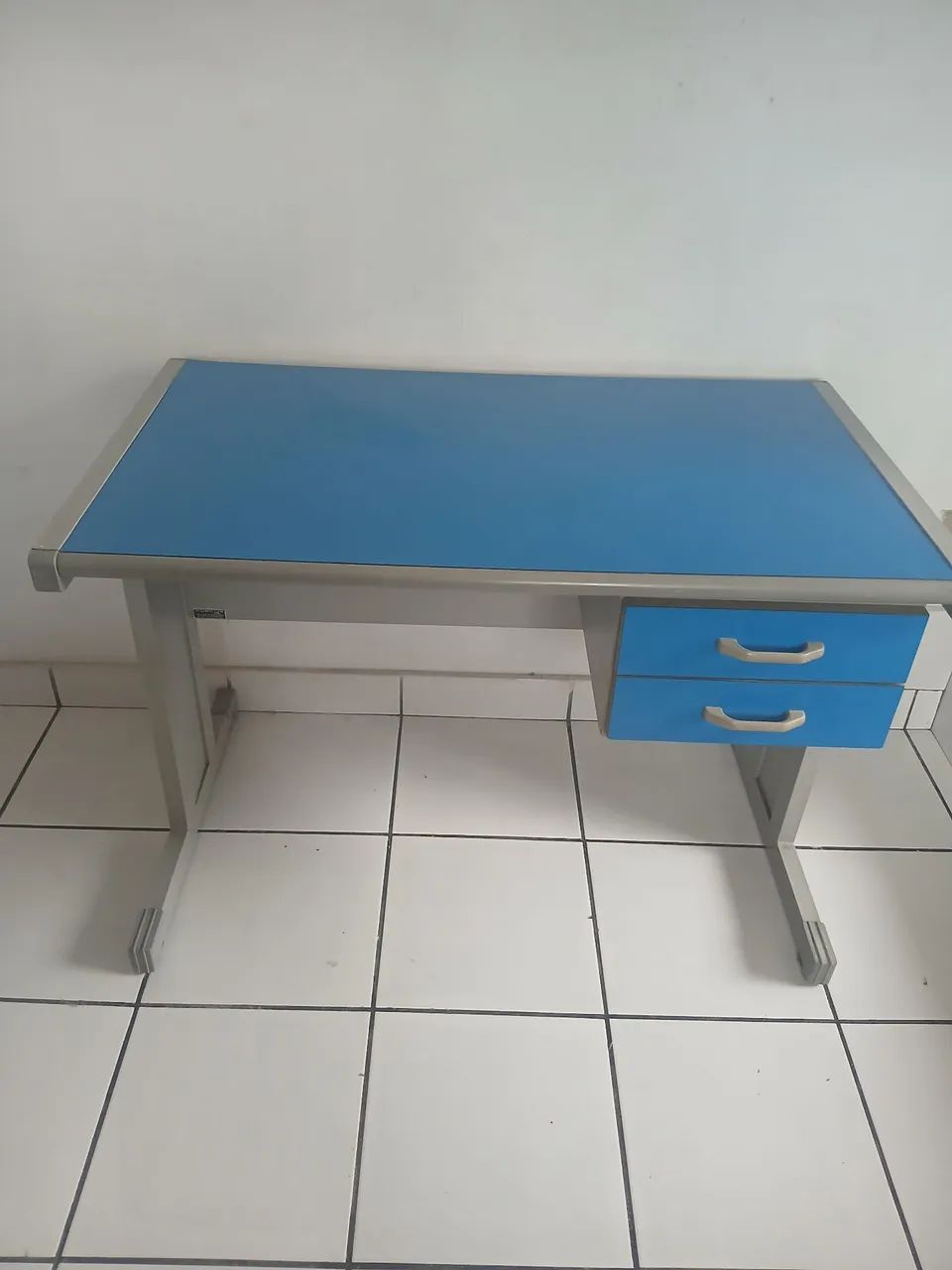 Mesa de escritório com 2 gavetas 